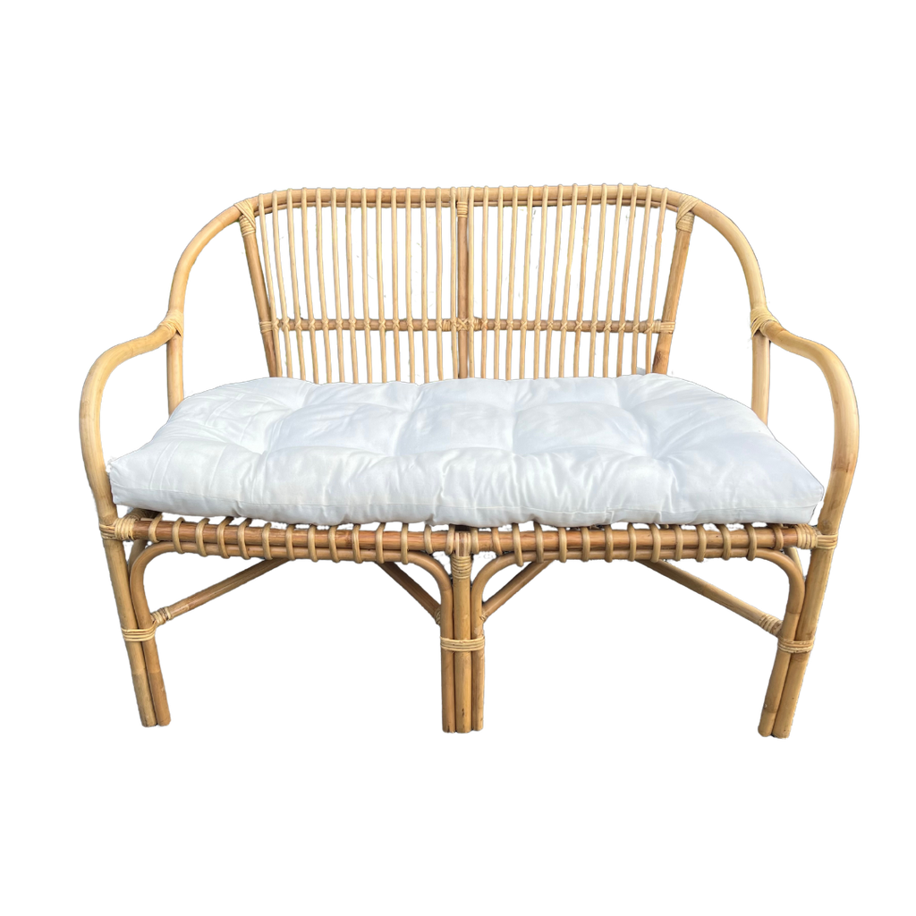Banquette en rotin avec coussin blanc