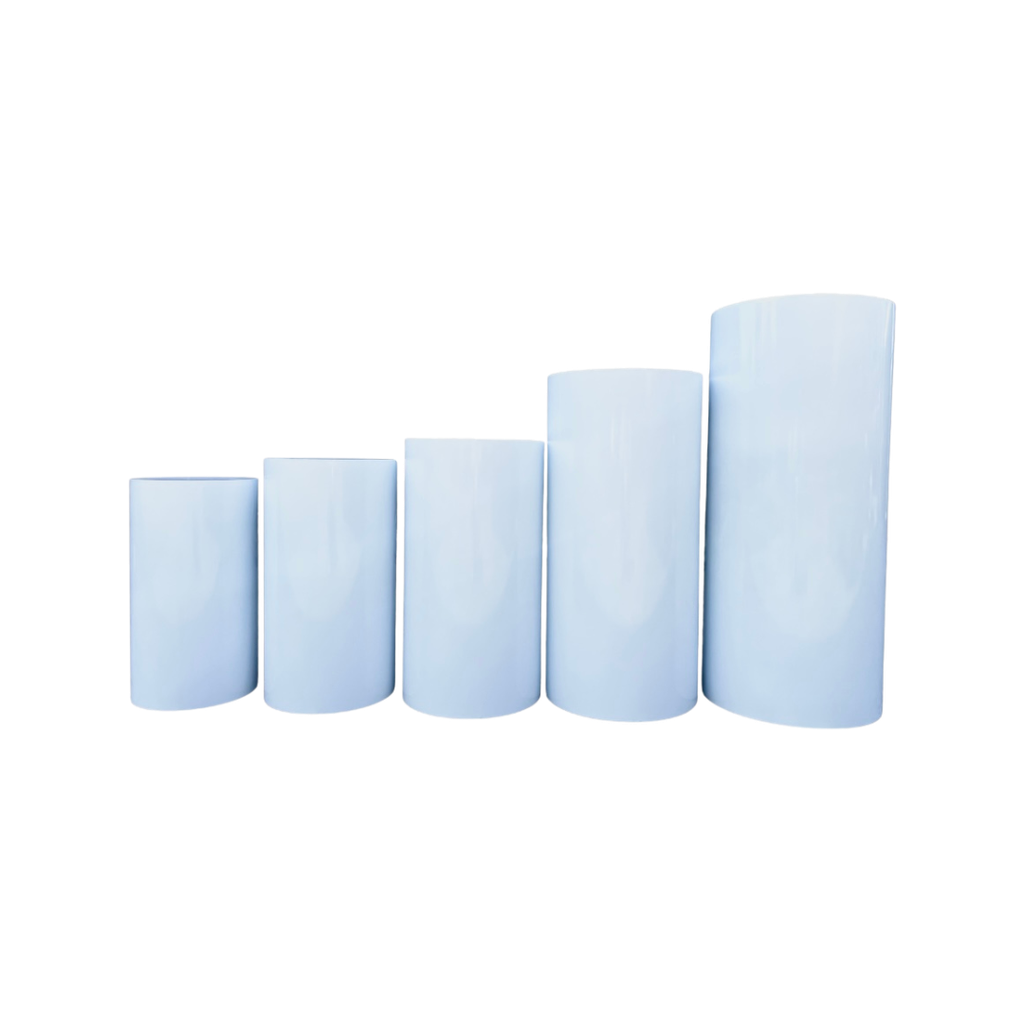 5 colonnes blanches en métal