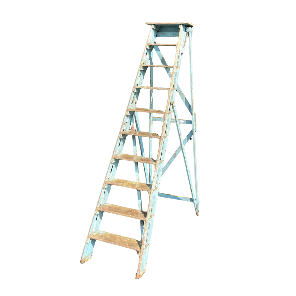 Echelle en bois bleue